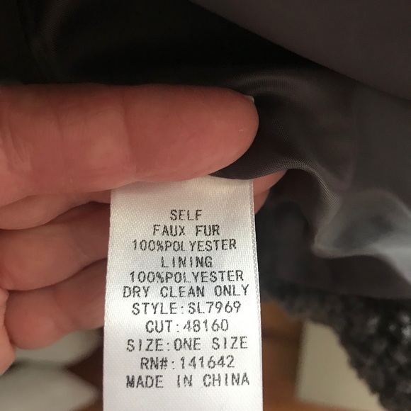 Faux Fur Coat 🧥 - Picture 4 of 4